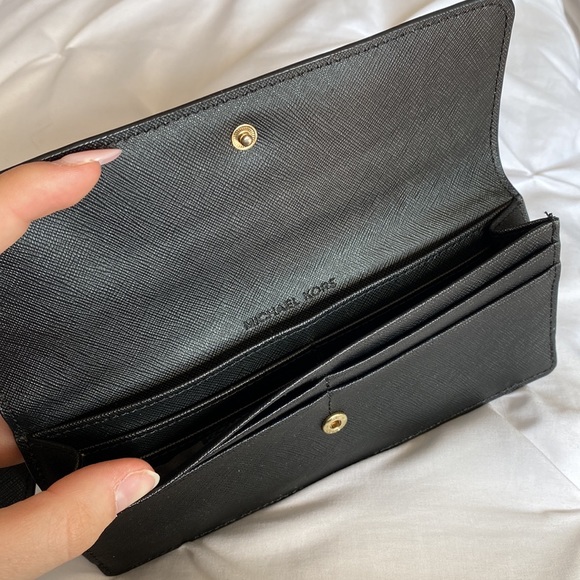 Michael Kors bag from outlet. Great condition, comes with matching wallet 🫶🏻 - Picture 8 of 8